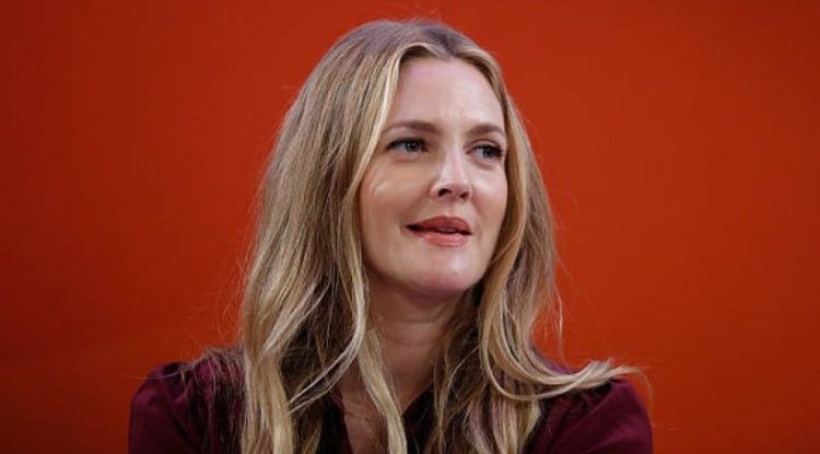 Drew Barrymore got tattooed during her show!