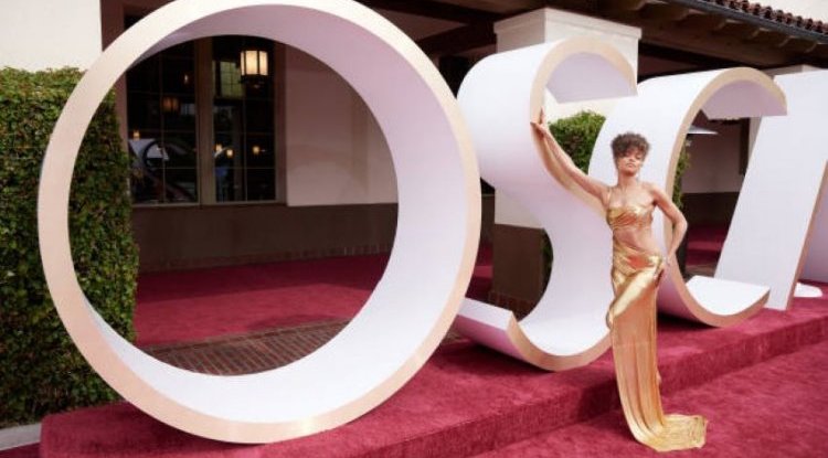 Brad Pitt flirted with the 21 years younger actress, and he took her phone number