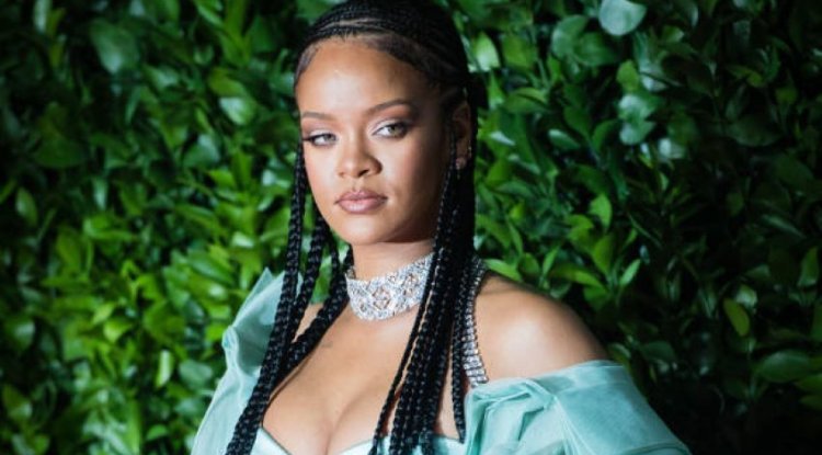 Rihanna takes photos in her underwear and she looks amazing!