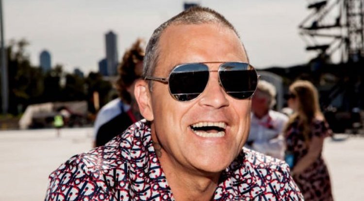 No one told Robbie Williams that the quarantine was over - his wife had to take matters into her own hands and make a man out of him again!