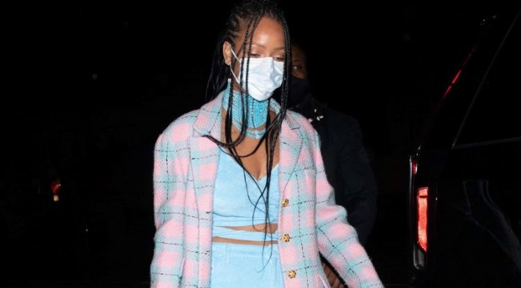 From coat to accessories: We want every part of this Rihanna vintage outfit!