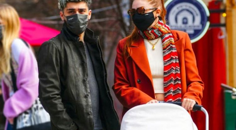 A group of men attacked singer Zayn Malik in front of a restaurant!