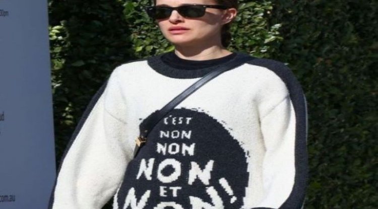 Natalie Portman photographed in a sweater with a message that every man should remember!