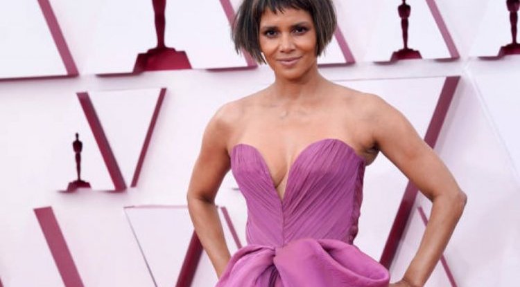 Halle Berry looks unreal in bikini!