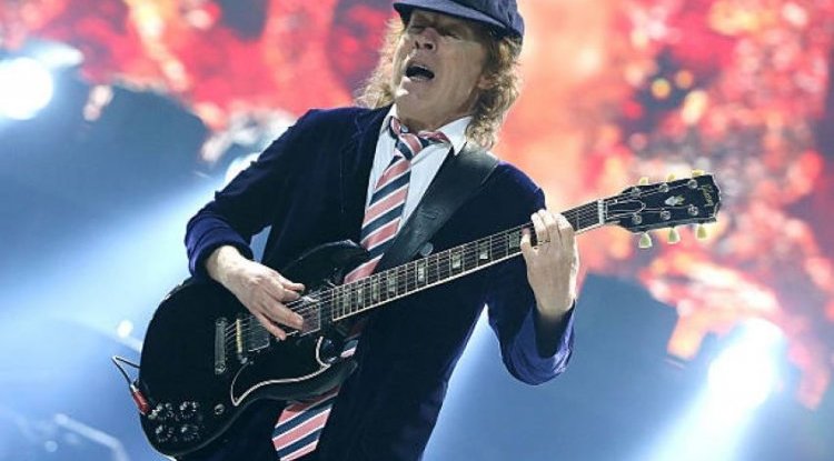 AC / DC trapped in crystal ball: "Witch's Spell" catches up to them in a new video!