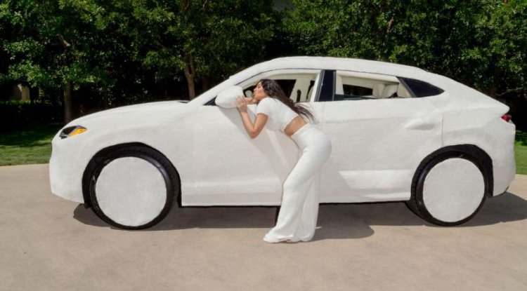 Plush "Lamborghini" to match her pajamas: Kim covered the car with the plush material!