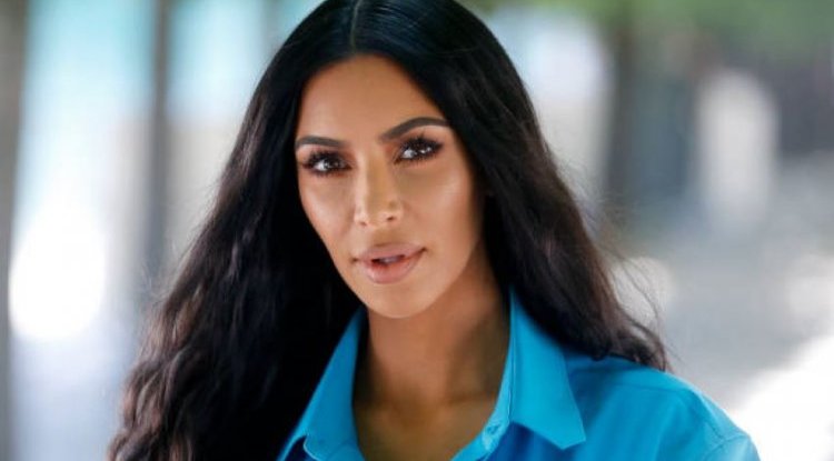 Kim Kardashian flattens her breasts in a tight corset!