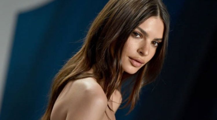 Emily posed in a $ 3,100 bra, and everyone enthusiastically commented on her post birth belly!