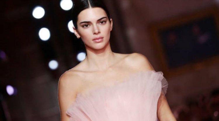 Kendall Jenner loves NBA!