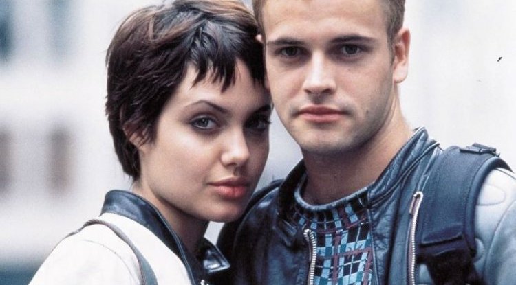 Angelina was photographed again in front of her ex-husband's building!