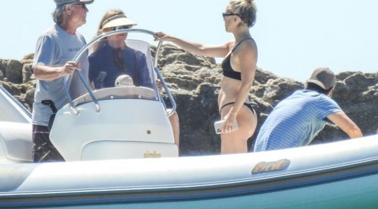 The Hollywood Star Looks Amazing in Bikini!