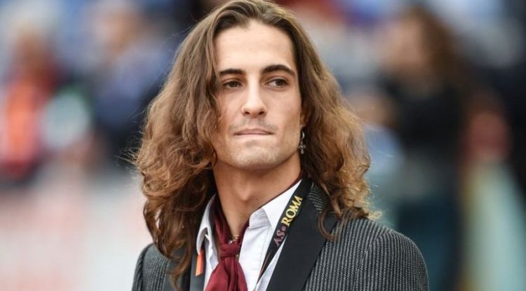 Italian took a photo with lipstick on his lips, a colleague from the band told him that he was "in love with him"!