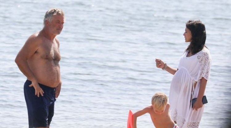 Alec Baldwin's wife showed a "sculpted" body on the beach!