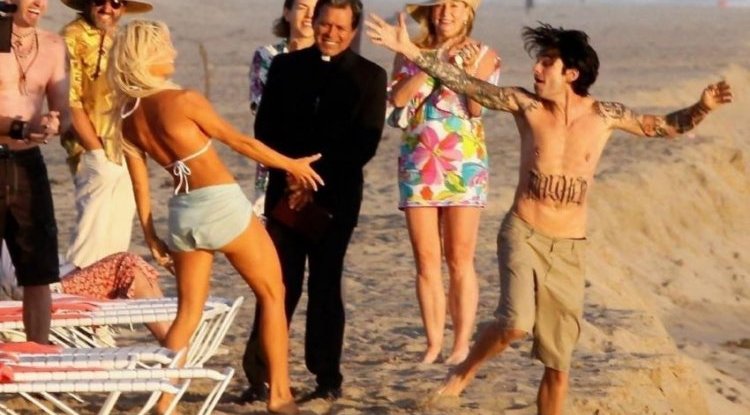 Lily James and Sebastian Stan revive the legendary wedding scene of Pamela Anderson and Tommy Lee!