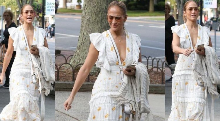 She looks great: Jennifer Lopez has the perfect summer dress and the trendiest sandals of the season!