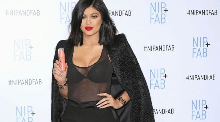 HIDING PREGNANCY AGAIN? Kylie Jenner is pregnant?