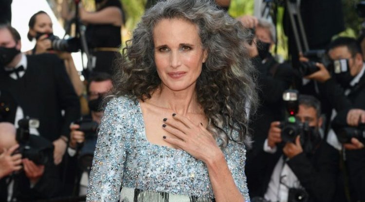 How beautiful she is! Andie MacDowell has embraced her grays and proudly shows them off on the red carpet as well!