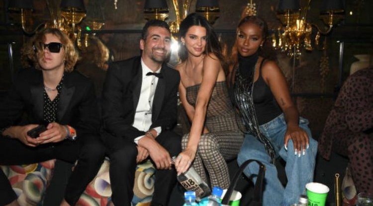 Kendall Jenner posed in a provocative dress!