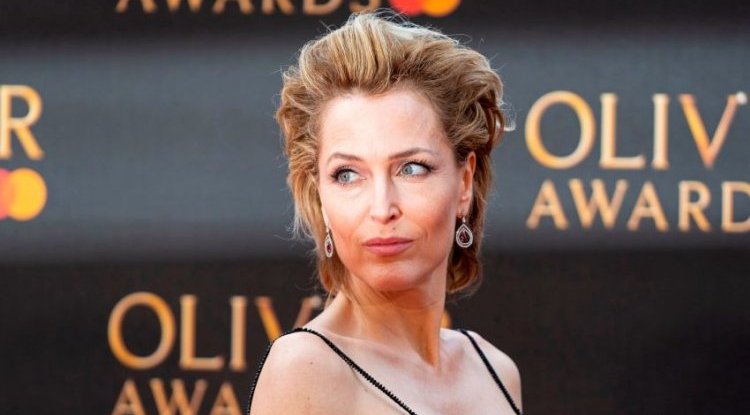 'FILE X' LEGEND / Agent Scully gave up her bra: 'I'm sorry, but I can't'