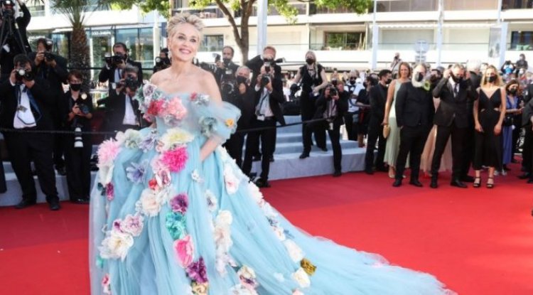 The ostentatious Sharon Stone appeared in an interesting dress, everyone still buzzing about the reason for her big smile!