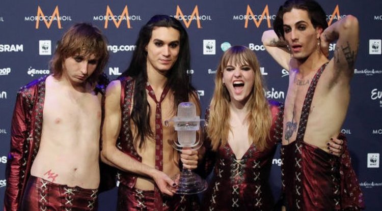 Maneskin released a new video, Damiano is passionately kissing the drummer!