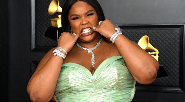 The singer Lizzo loves her extra pounds and cellulite!