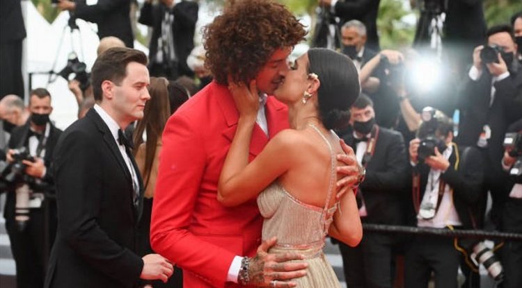 They put on a real show by kissing on the red carpet!