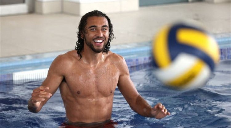 The footballer posed with a Chanel handbag and became a hit, the fans don't stop making fun of him!