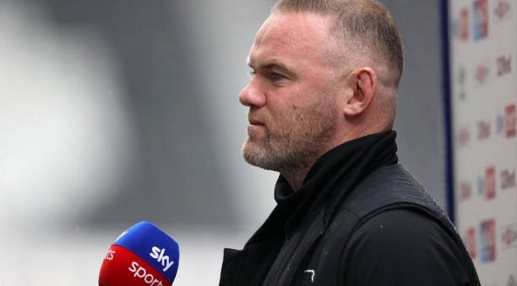 Wayne Rooney cheated on his wife again? He was in a hotel with three younger girls, and the police came