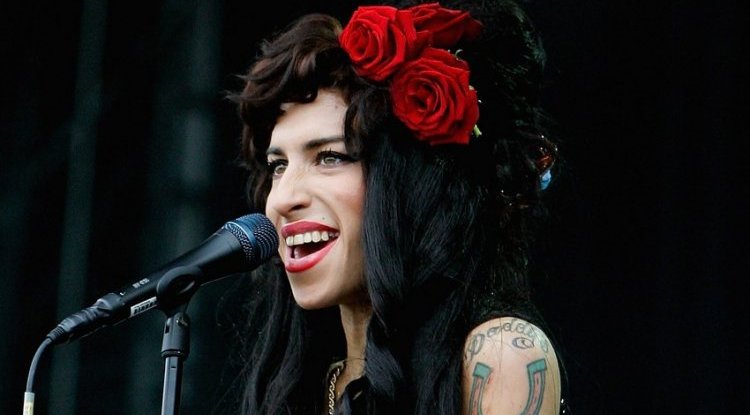 Amy Winehouse's best friends broke down in front of the camera while watching her old video, the story is too sad