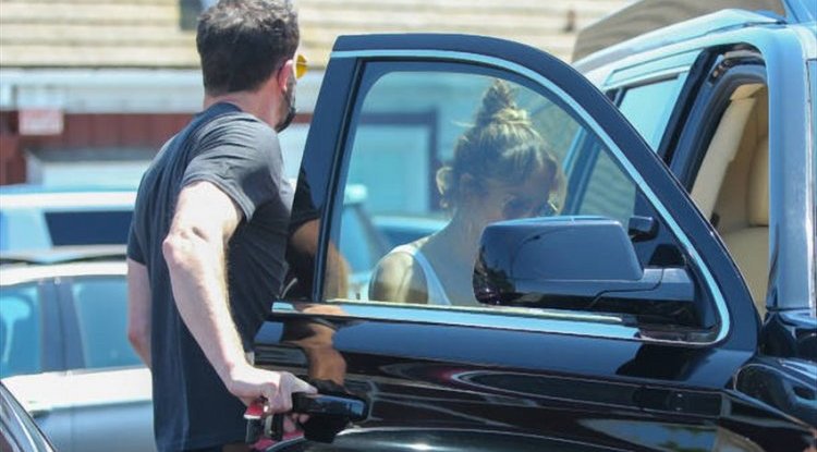 See how many people stalk Jennifer and Ben as they walk through Italy