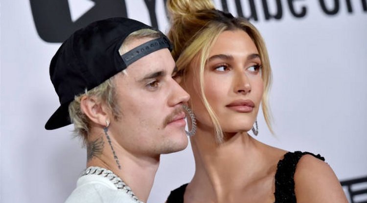 Justin Bieber showed how a beloved woman should be treated: He did not let go of her for a moment