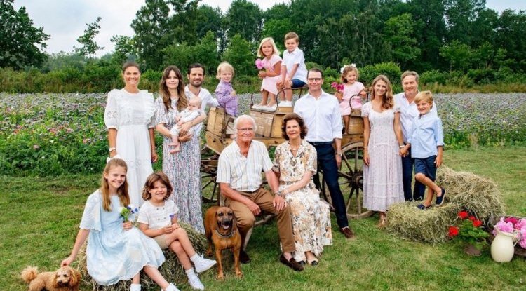 A scene from a summer postcard - the Swedish royal family has harmonized in fashion, and they do not hide their happiness