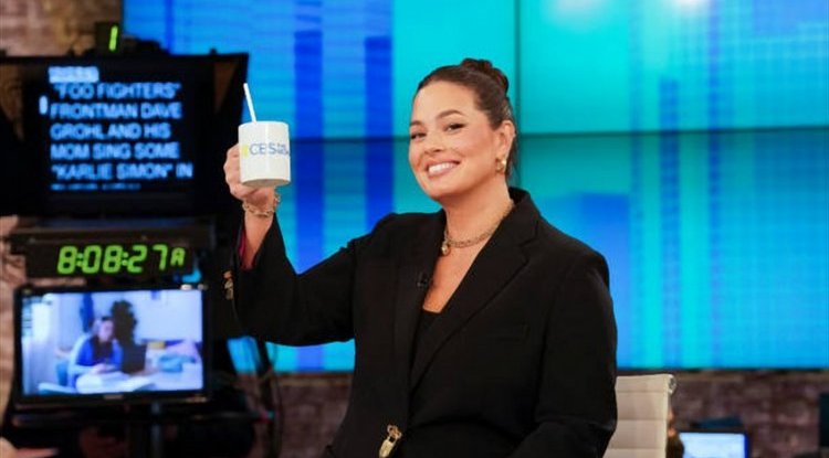 Ashley Graham posed completely naked showing her pregnant belly!