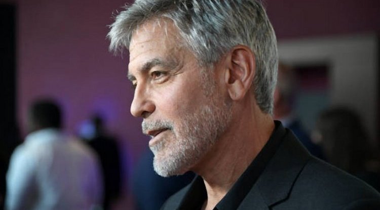 George Clooney went from house to house and helped people repair the damage caused by the terrible floods!