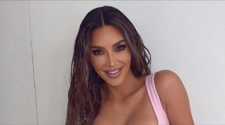 Kim Kardashian posed in a bikini showing off her curves!