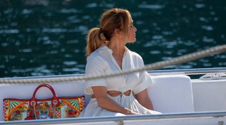 JLo stylized from head to toe photographed on boarding a plane: Mixed up with Melania Trump!