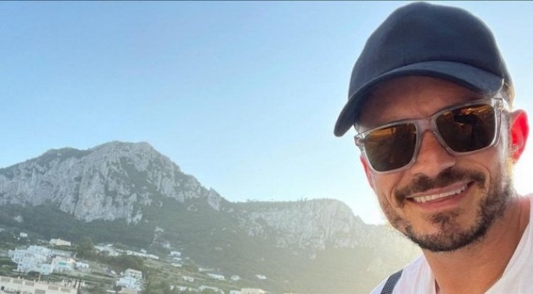 Orlando Bloom posted a nude photo with only an emoji covering his back!