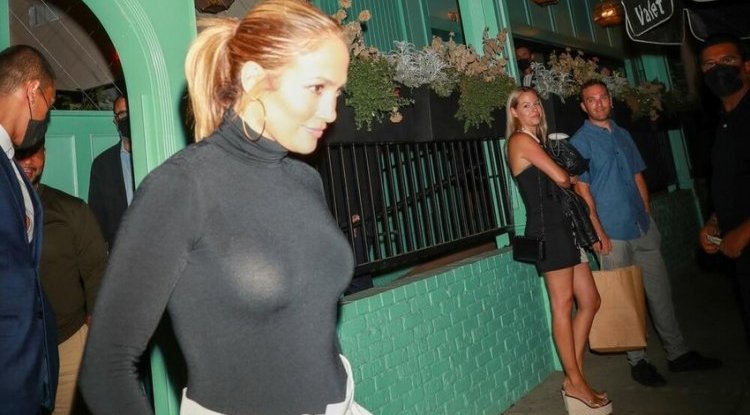 This time, Jennifer Lopez will overshadow everyone with a simple styling!