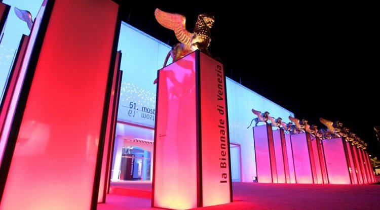 With masks and tests, the stars are making a big comeback at the prestigious Venice Film Festival!