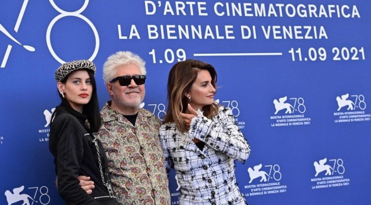 The audience liked Almodovar's new film at the Venice Film Festival: a five-minute standing ovation in the historic Sala Grande for 'Parallel Mothers'