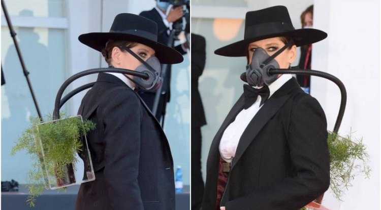 The director Barbara Paz arrived at the festival with a plant and a gas mask, sending an important message from the red carpet