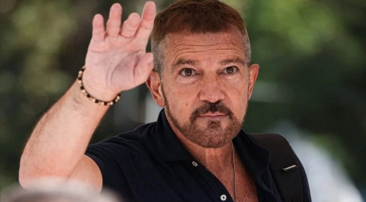 Antonio Banderas has a new hairstyle, but it looks as if he dyed his gray hair by himself