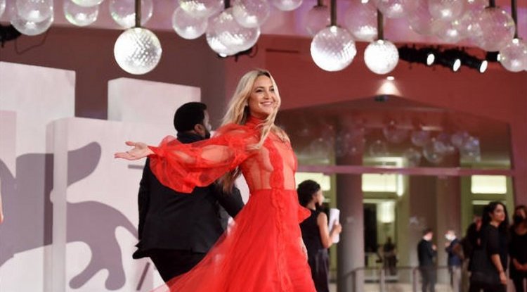 Kate Hudson drew glances on the red carpet in a beautiful dress!