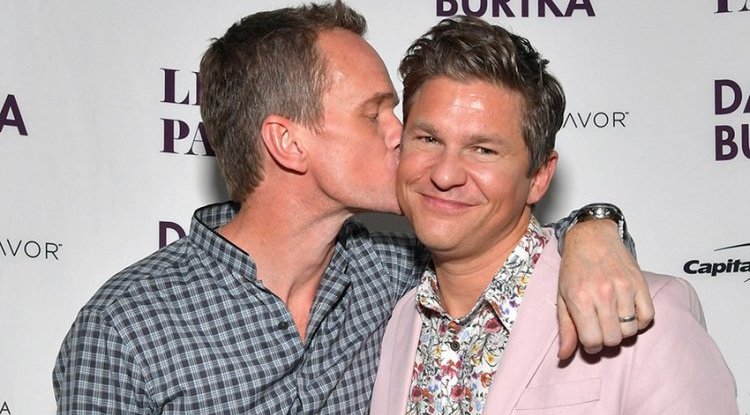 Barney (Neil Patrick Harris) posts a romantic post on Instagram for wedding anniversary