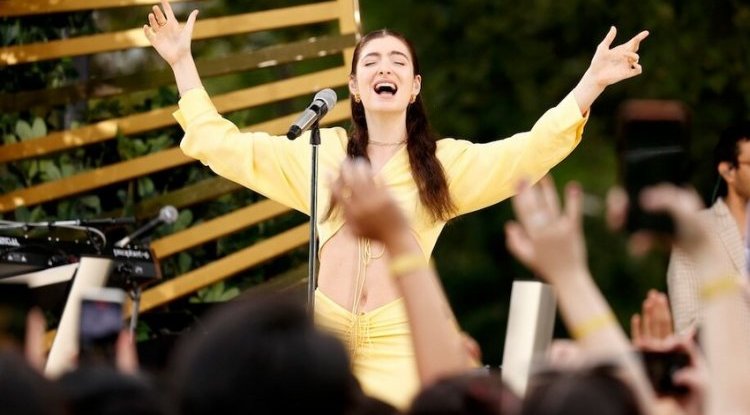 Lorde will not perform at the 2021 MTV Music Video Award ceremony. They didn't explain very well what happened