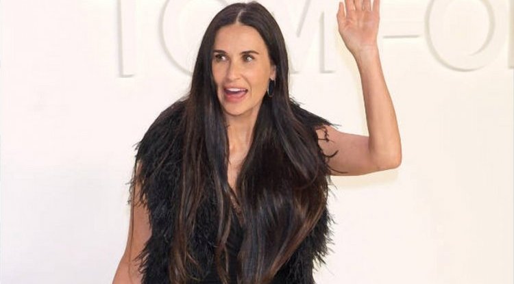 Demi Moore at 59 showed an amazing body in a bathing suit, fans are thrilled!
