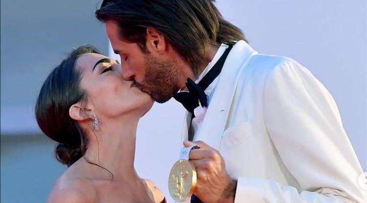 Gianmarco Tamberi and his fiancée Chiara Bontempi have been together since high school, and with a passionate kiss they lit the red carpet