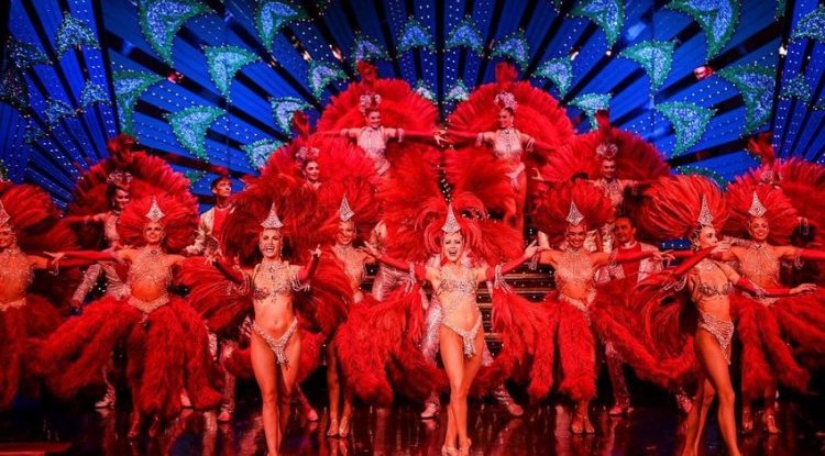 Special show in blue, white and red: 'Moulin Rouge' reopens today after being closed for a year and a half due to a pandemic