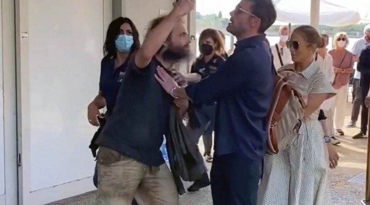 IF IT WEREN'T FOR BEN WHO KNOWS HOW IT WOULD END: A mad fan ATTACKED J.LO